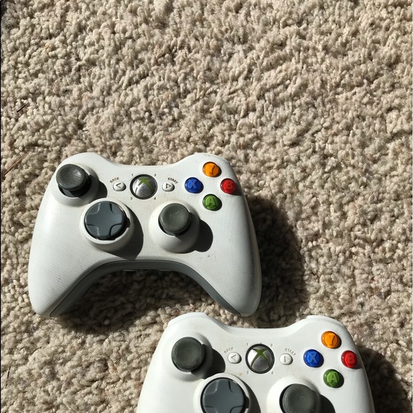 2 Xbox 360 controllers - Picture 1 of 2
